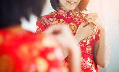 Asyalı kadın elleriyle cheongsam kapatın. Güzel Çinli kız