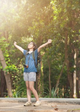 Sırt çantası ve güzel natu ile rahatlatıcı ile Asyalı kadın uzun yürüyüşe çıkan kimse
