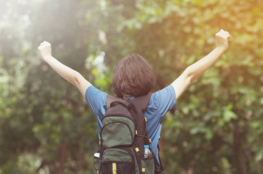 Arka görüş. Asyalı kadın uzun yürüyüşe çıkan kimse ve beau ile rahatlatıcı mutluluk