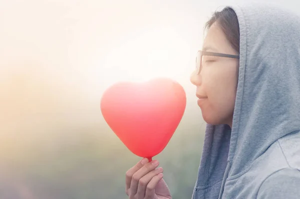 Mujer asiática sosteniendo corazón rojo — Foto de Stock