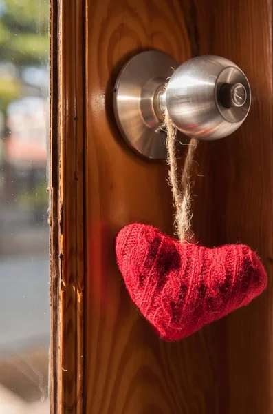 Cuore rosso appeso alla maniglia della porta — Foto Stock