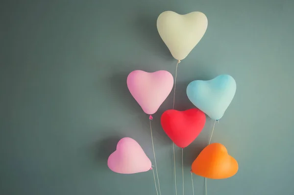 Concepto de San Valentín. Globos multicolores en forma de corazón . — Foto de Stock