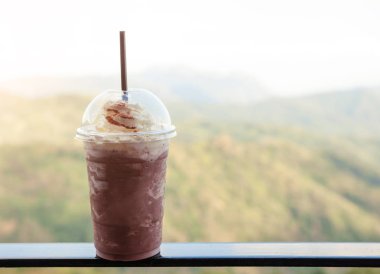 Kahve ya da buz çikolata dağ backg krem şanti ile buz