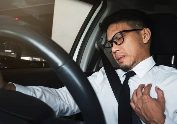 아시아 실업가 그 자동차를 운전 하는 동안 심장 마비. — 스톡 사진