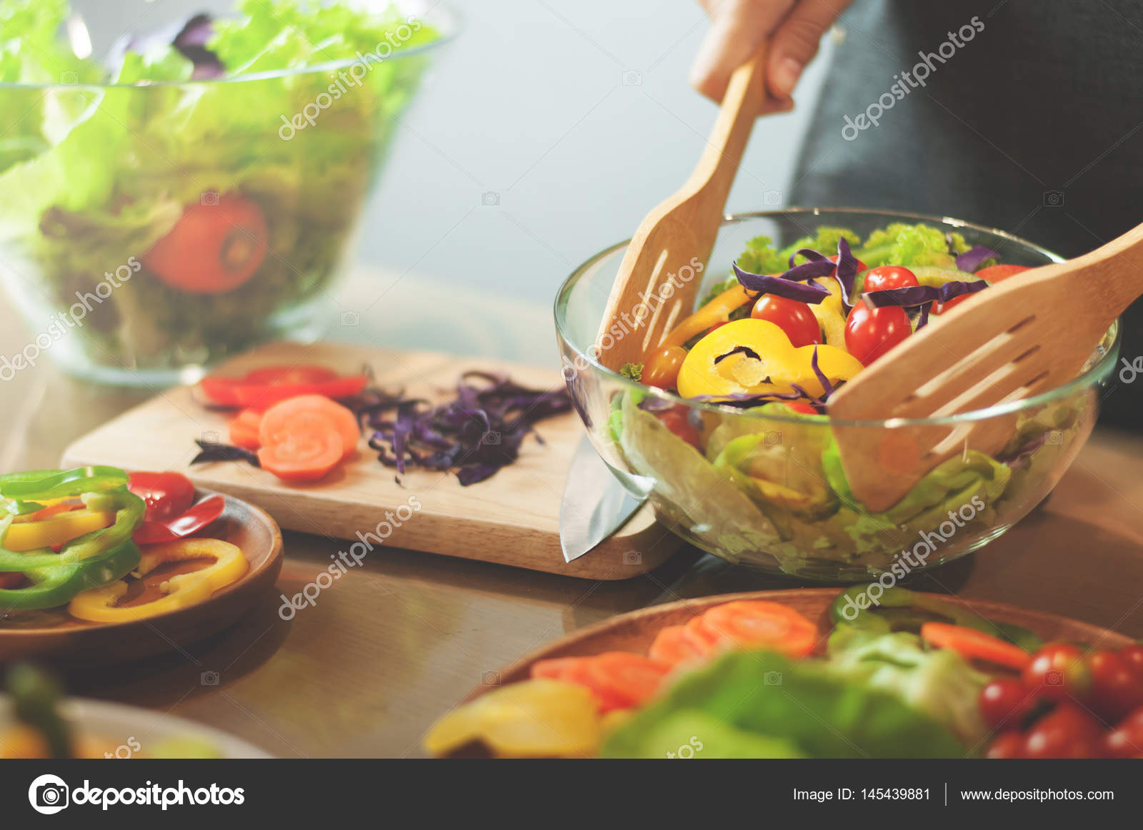 Цезарь с лососем. Boeuf салат. Греческий салат. Живые фото овощи стоковый фото. Салат с киноа и креветками.
