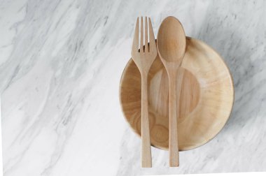 Tahta kaşık, çatal ve beyaz mermer zemin ıslak zeminde. Kopya spa