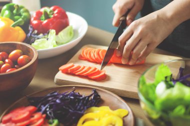 Havuç veya sebze kesme eller. Vegan yemek pişirme. 
