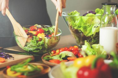 Sebze salatası yemek kadın.