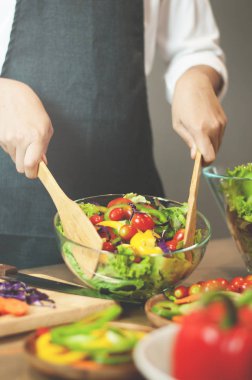 Sebze salatası yemek kadın.