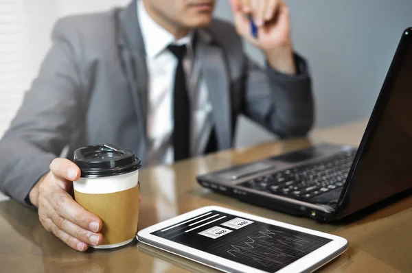 Close up Empresário asiático em terno cinza segurando xícara de café. M — Fotografia de Stock
