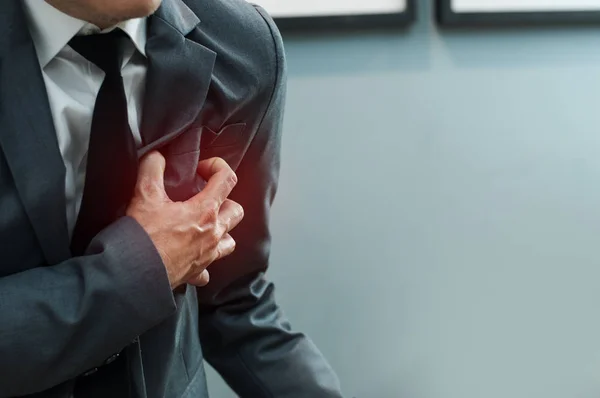 El hombre de negocios de traje gris tiene un ataque al corazón. Agotado, yo — Foto de Stock