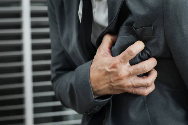 El hombre de negocios de traje gris tiene un ataque al corazón. Agotado, yo — Foto de Stock