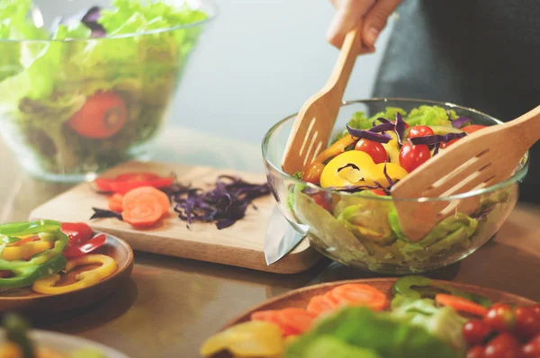 Vrouw koken salade met groenten. — Stockfoto