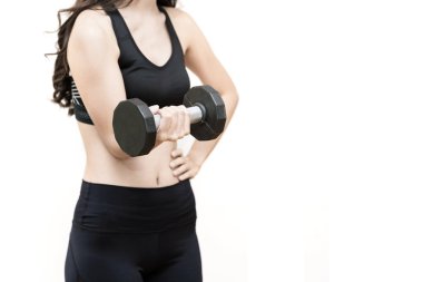 Kadın spor salonunda halter kaldırma. İzole arka plan.