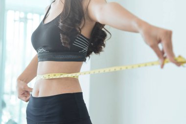 Teyp ölçme ile ince Asyalı kadın bel, yakın çekim. kopya spa