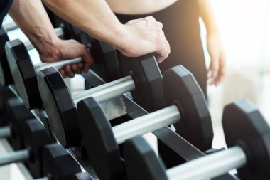 Kız ile ön plan üzerinde halter holding adam eller yukarı kapatın 