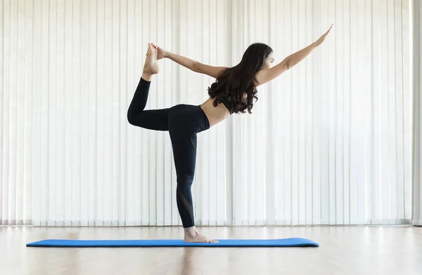 O tânără asiatică practică yoga. Copiaţi spaţiul. Fericire, zâmbet — Fotografie, imagine de stoc