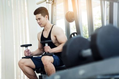 Asya kaslı adam spor salonunda halter kaldırma. kopya alanı.