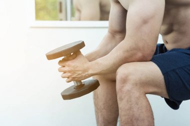 Asya kaslı adam spor salonunda halter kaldırma. kopya alanı.