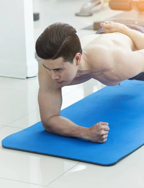 Azjatycka muskularny mężczyzna push-up na siłowni. miejsce. — Zdjęcie stockowe