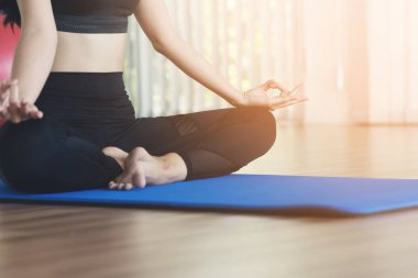 Genç Asyalı kadın Yoga uygulamak. Kız meditasyon yapıyor. Kopya girintili