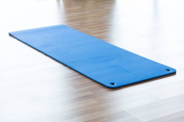 Yoga mat ahşap zemin üzerinde.