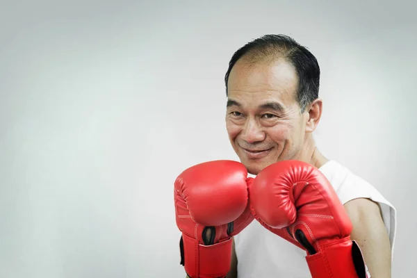 W üzerinde kırmızı boks eldivenli Asya kıdemli savaşçı adam portresi — Stok fotoğraf
