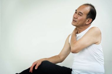 Onun omuz ve boyun ağrısı olan Asya komuta sizde. kopya girintili