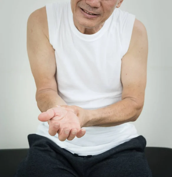 手首の痛みやワークアウトからの傷害を持つアジアの年配の男性. — ストック写真