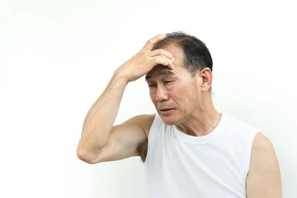 ストレスや migrai から頭痛を持つ白いシャツで年配の男性 — ストック写真