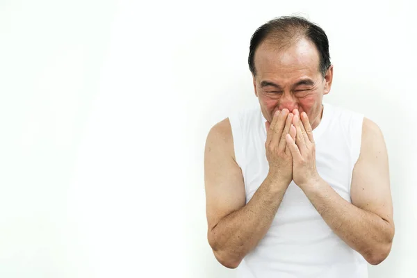 くしゃみアジア年配の男性。病気、アレルギー、疾患、風邪、インフルエンザ — ストック写真