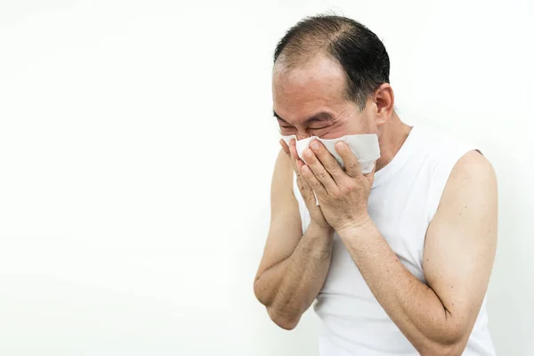 Homem idoso asiático a espirrar com tecido. Doença, alergia, doença — Fotografia de Stock