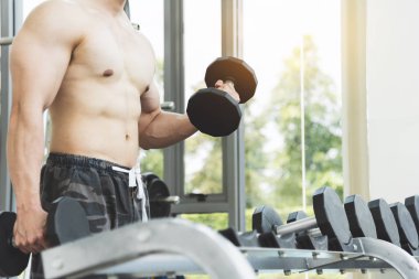 Asya kaslı adam spor salonunda halter kaldırma. kopya alanı.