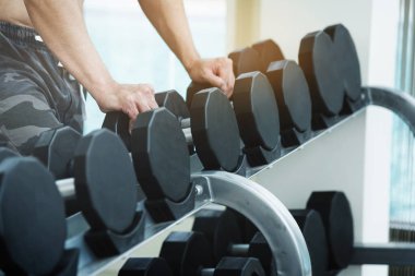 Halter içinde jimnastik salonu kas Asya adam. kopya alanı.