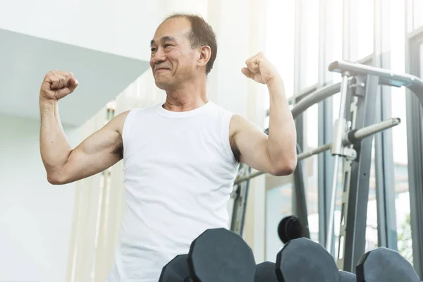 Azjatycki człowiek starszy poćwiczyć na siłowni. miejsce. — Zdjęcie stockowe