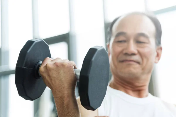 Azjatycki człowiek starszy ciężarkach w siłowni. miejsce. — Zdjęcie stockowe