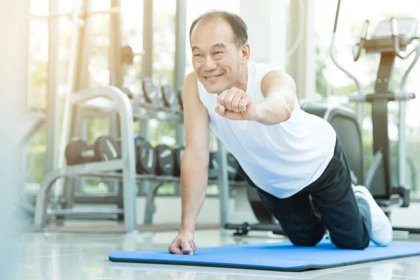 Azjatycki człowiek starszy push-up na siłowni. miejsce. — Zdjęcie stockowe