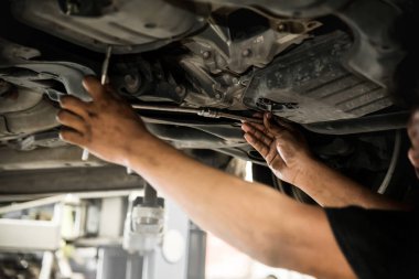 Mekanik adam boyuyla bir araba için c inceleyerek, yakın çekim