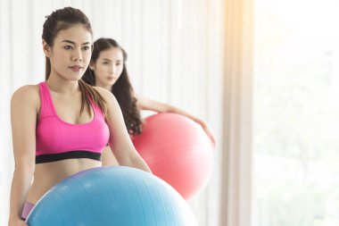 Grup Asyalı pratik yoga yoga topu ile insanlar. Kopya alanı. 