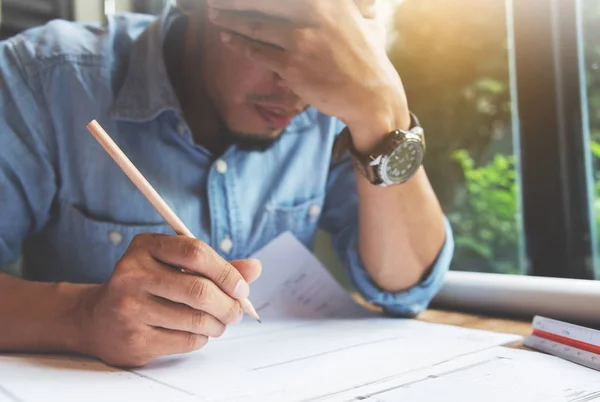 Estresado diseñador independiente asiático. Primer plano hombre pensando en h — Foto de Stock