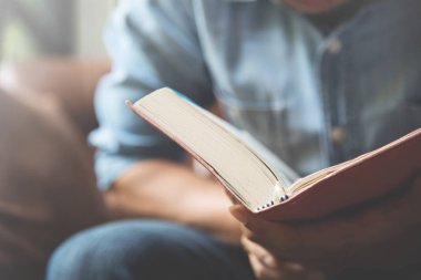 Kitap üzerinde odaklanın. Kopya alanı ile defter tutan adam konsantre