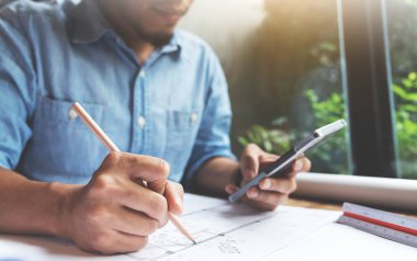 Asya kadar yakın dostum el belge kağıtlara kalemle yazma bir