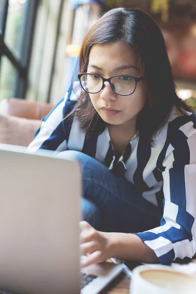 Mulher asiática pensando em seu trabalho e olhando para laptop. Ocupado — Fotografia de Stock
