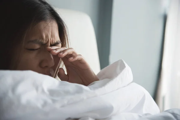 Mulher asiática esfregando os olhos com a mão na cama. Espaço de cópia . — Fotografia de Stock