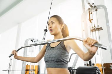 Asyalı kadın spor salonunda egzersiz spor giyim.