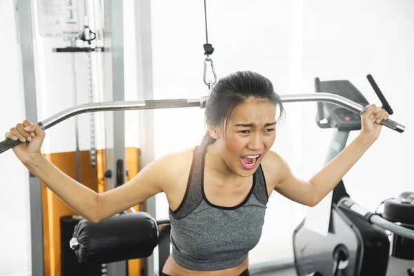 Asijské žena v sportovní cvičení s cvičební stroj — Stock fotografie