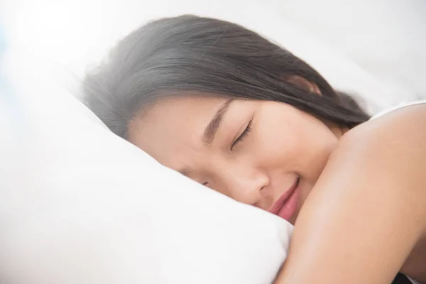 Азиатская красивая женщина спит на своей кровати . — стоковое фото