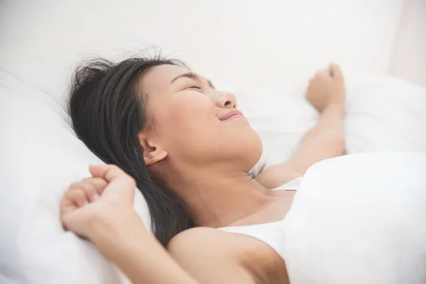 Hermosa mujer asiática despertando en su cama por la mañana. Happi. —  Fotos de Stock
