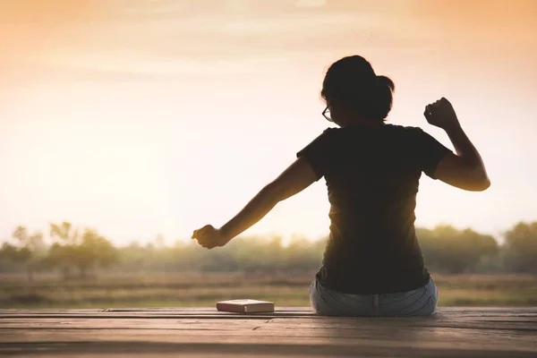 Silueta de mujer asiática despertando en el campo fondo . — Foto de Stock