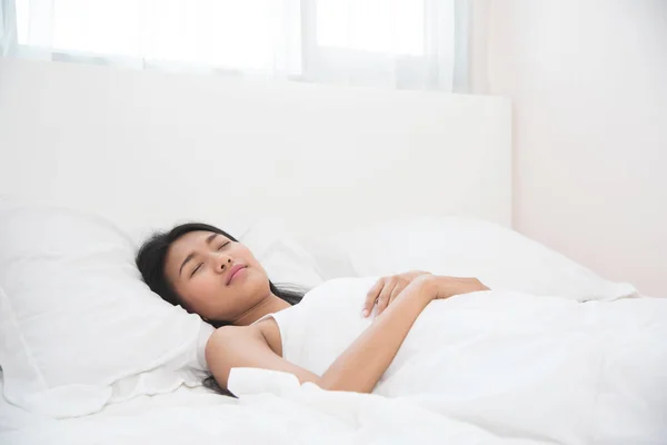 Asiática bela mulher dormindo em sua cama . — Fotografia de Stock